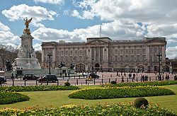 Buckingham Palace e il Victoria Memorial. La facciata est di Edward Blore, risalente al 1850, fu risistemata nel 1913 da Sir Aston Webb.