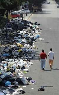 <B>I prigionieri della spazzatura<br>Napoli assediata dai suoi rifiuti</B>